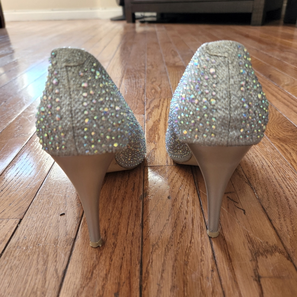 ⚪️👠 Glamorous Pointed Toe Pumps with Rhinestones 👠⚪️ - Picture 2 of 9